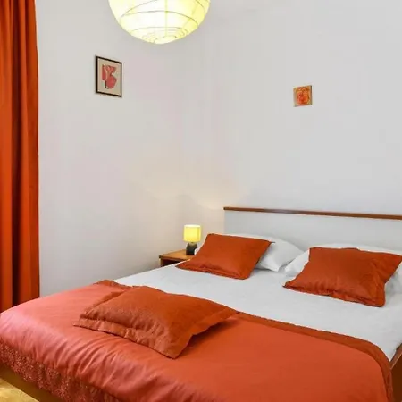 With Parking Space Bol, Brac - 20004 דירה בול